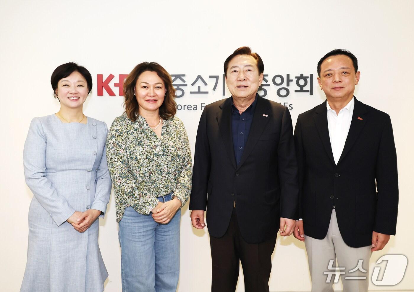 김기문 중소기업중앙회장(왼쪽 세 번째)과 제니 리 미국 가든그로브시 인사국장(왼쪽 두 번째)이 기념 촬영을 하고 있다.(중소기업중앙회 제공)