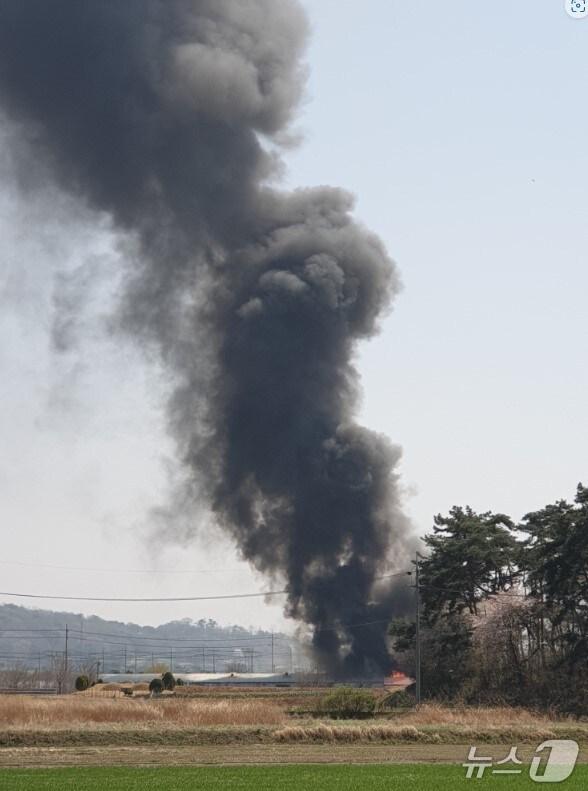 본문 이미지 -  11일 낮 12시 47분께 전북자치도 부안군 행안면 한 돈사에서 불이 났다.(전북소방 제공. 재판매 및 DB금지)