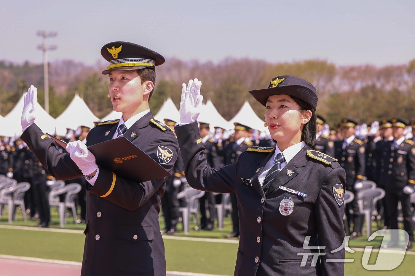 중앙경찰학교는 11일 충북 충주시 수안보면에 있는 중앙경찰학교 대운동장에서 신임경찰 제315기 졸업식을 개최했다. 신임경찰 제315기 졸업식에서 졸업생들이 선서를 하고 있다. (경찰청 제공. 재판매 및 DB 금지) 2025.4.11/뉴스1