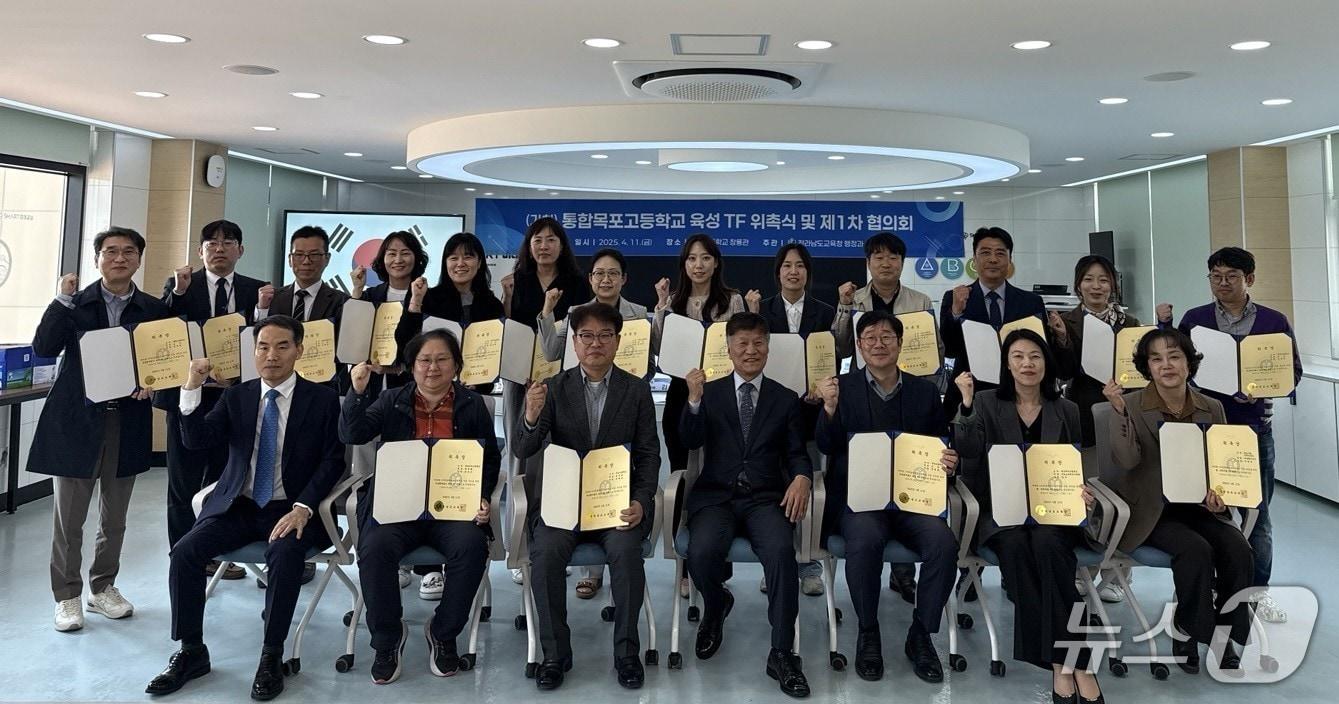 본문 이미지 - '통합목포고 이설 추진 전담팀'이 위촉식 및 제1차 협의회를 마친 뒤 기념촬영 하고 있다.(전남교육청 제공, 재판매 및 DB 금지) 