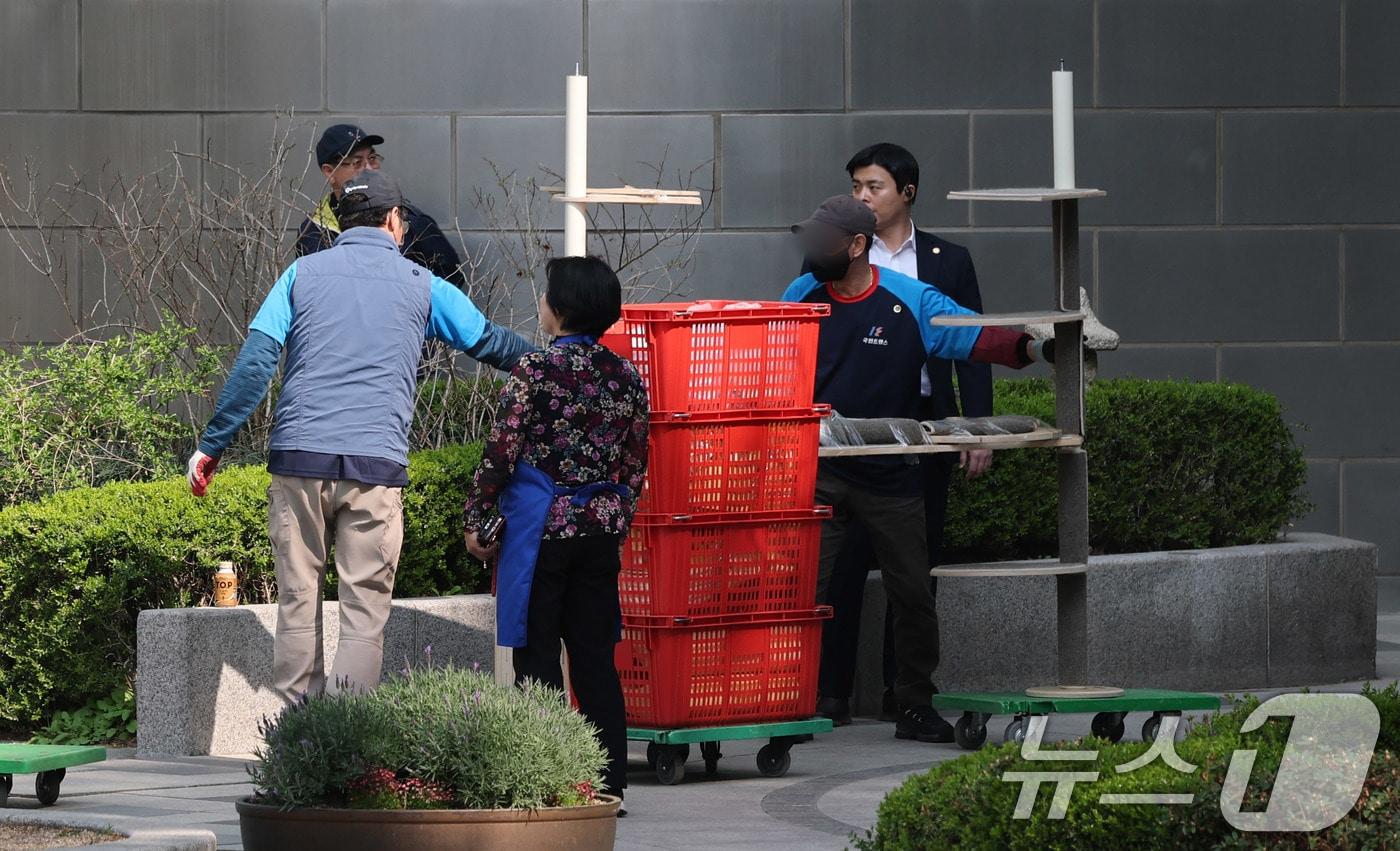 11일 윤석열 전 대통령 사저인 서울 서초구 아크로비스타에 윤 전 대통령의 이삿짐이 옮겨지고 있다. 윤 전 대통령은 이날 오후5시 한남동 관저를 떠나 서초동 사저로 옮긴다. 2025.4.11/뉴스1 ⓒ News1 박세연 기자
