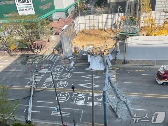 본문 이미지 - 11일 오후 2시 51분쯤 서울 영등포구 영등포동의 한 공사현장 인근의 전신주들이 도로 위에 쓰러져 있다. 2025.4.11/ 뉴스1 정윤미 기자