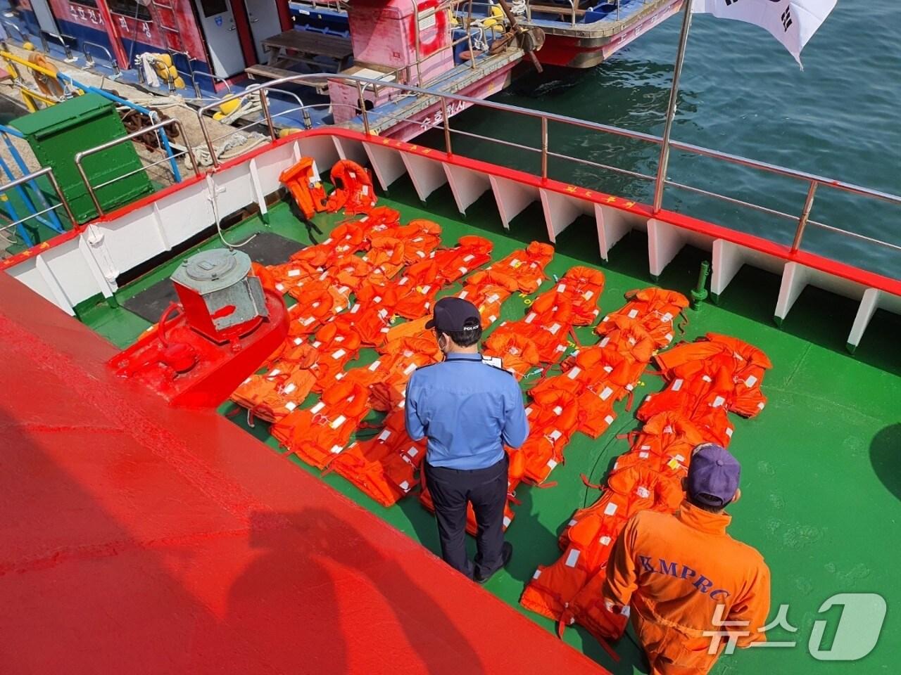 본문 이미지 - 보령해경이 구명조끼를 점검하고 있다. (보령해경 제공. 재판매 및 DB금지)/뉴스1