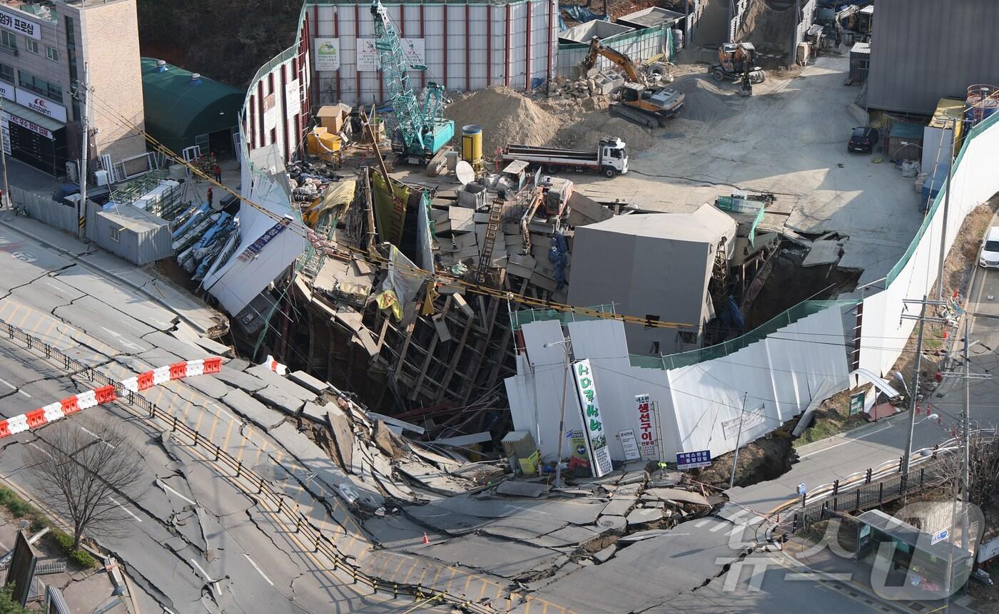 본문 이미지 - 11일 오후 경기 광명시 일직동 신안산선 공사 현장 인근이 붕괴돼 사고 현장이 통제되고 있다. 2025.4.11/뉴스1 ⓒ News1 김영운 기자