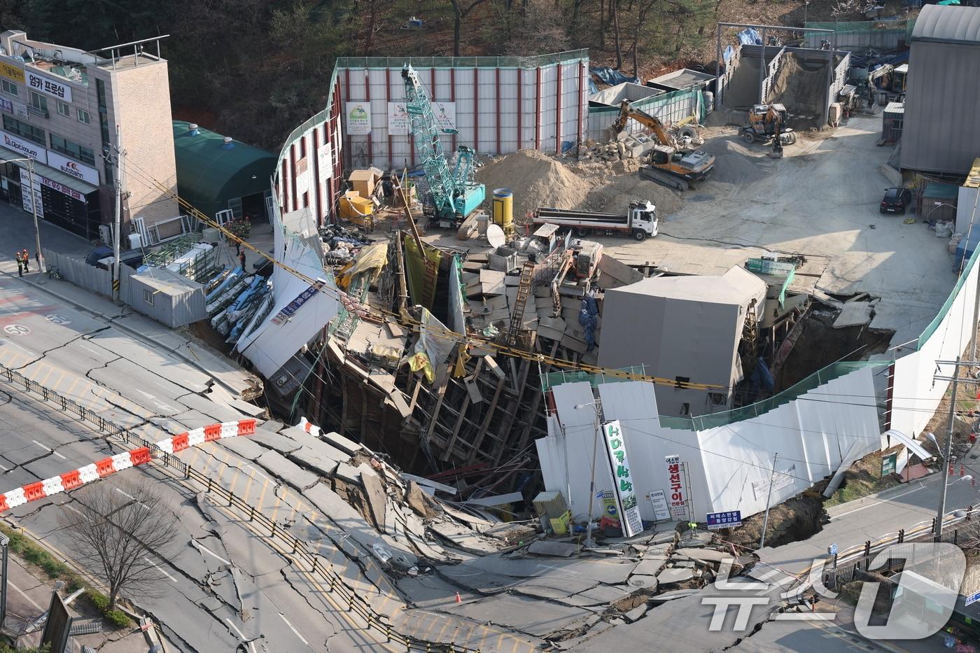 본문 이미지 - 11일 오후 경기 광명시 일직동 신안산선 공사 현장 인근이 붕괴돼 사고 현장이 통제되고 있다. 2025.4.11 ⓒ 뉴스1 김영운 기자