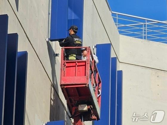 본문 이미지 - 지난 8일 오후 구조물 추락 사망사고가 발생한 경남 창원 NC파크에서 경찰과 국과수가 합동감식을 하고 있다. ⓒ 뉴스1 박민석 기자