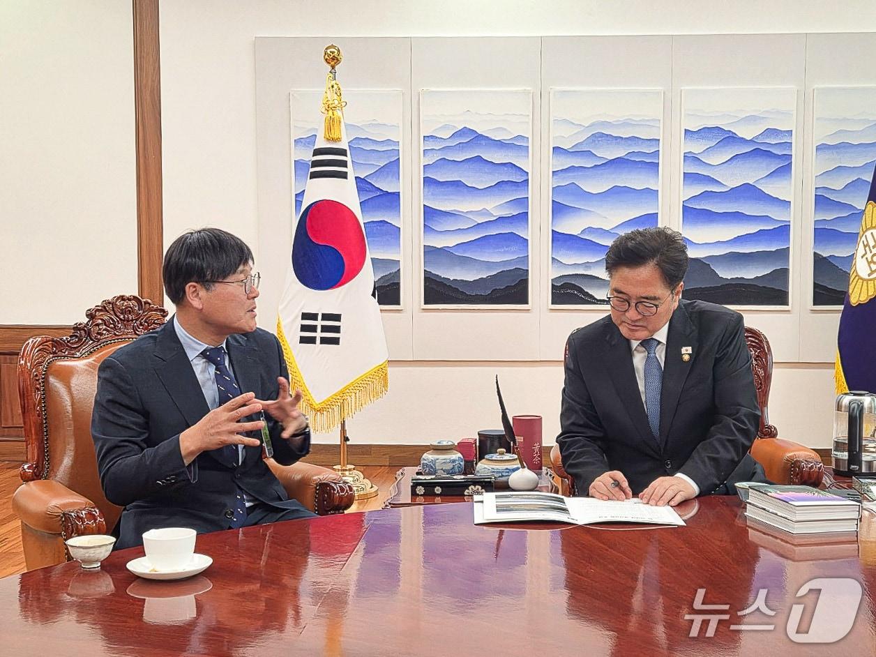 본문 이미지 - 11일 변광용 거제시장이 우원식 국회의장에게 한·아세안 국가정원 조성사업 적기 추진을 위한 예비타당성조사 통과를 주장하고 있다.(거제시 제공. 재판매 및 DB금지.)