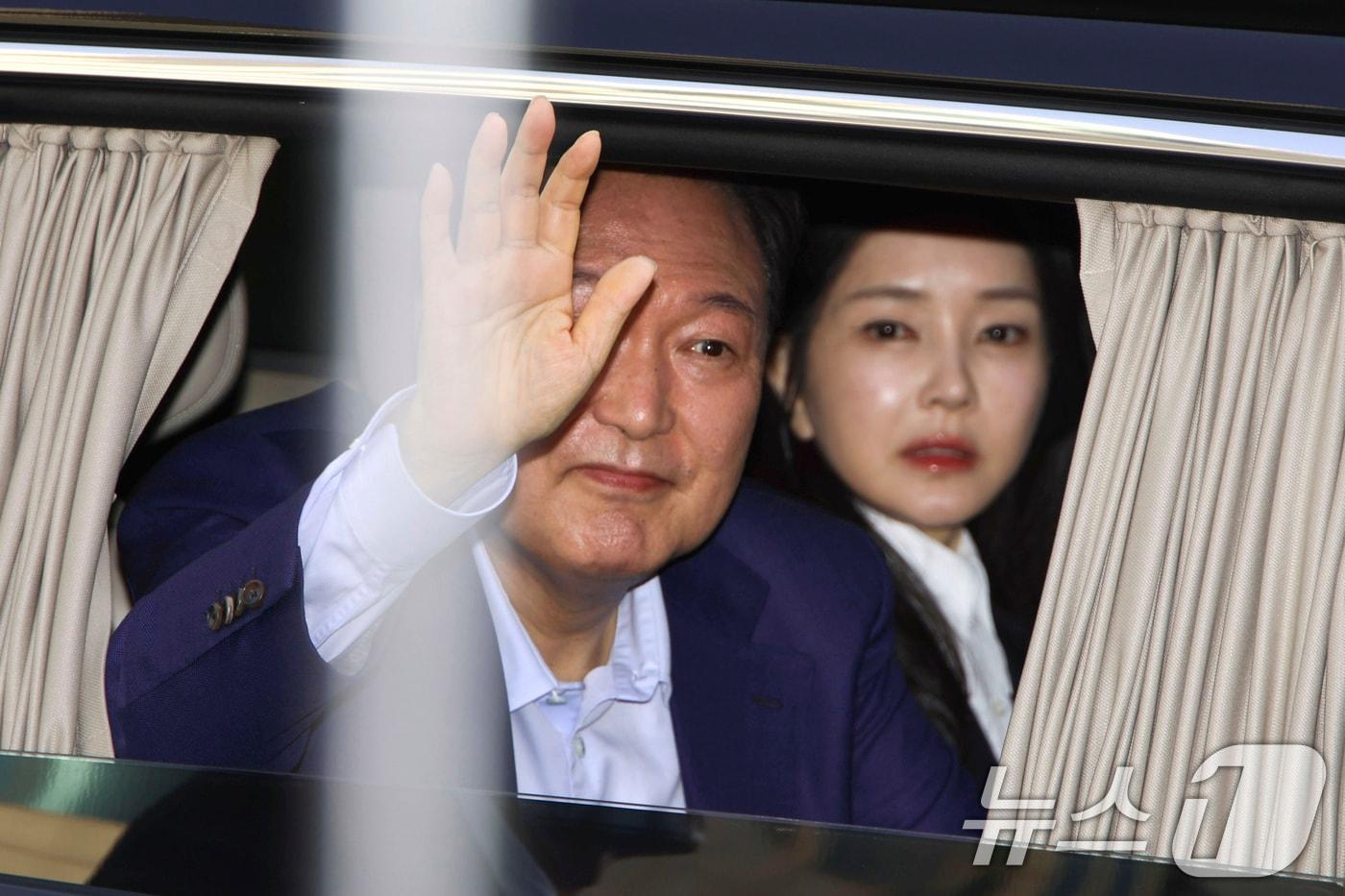 윤석열 전 대통령과 김건희 전 여사가 11일 오후 서울 용산구 대통령관저에서 나와 지지자들에게 손인사를 하고 있다. &#40;공동취재&#41; 2025.4.11/뉴스1 ⓒ News1 신웅수 기자