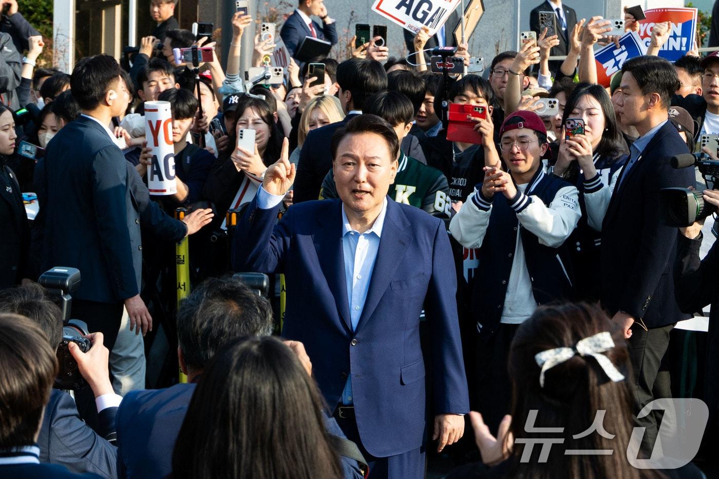 본문 이미지 - 윤석열 전 대통령이 11일 오후 서울 용산구 대통령관저에서 나와 지지자들에게 인사하고 있다. (공동취재) 2025.4.11 ⓒ 뉴스1 김성진 기자