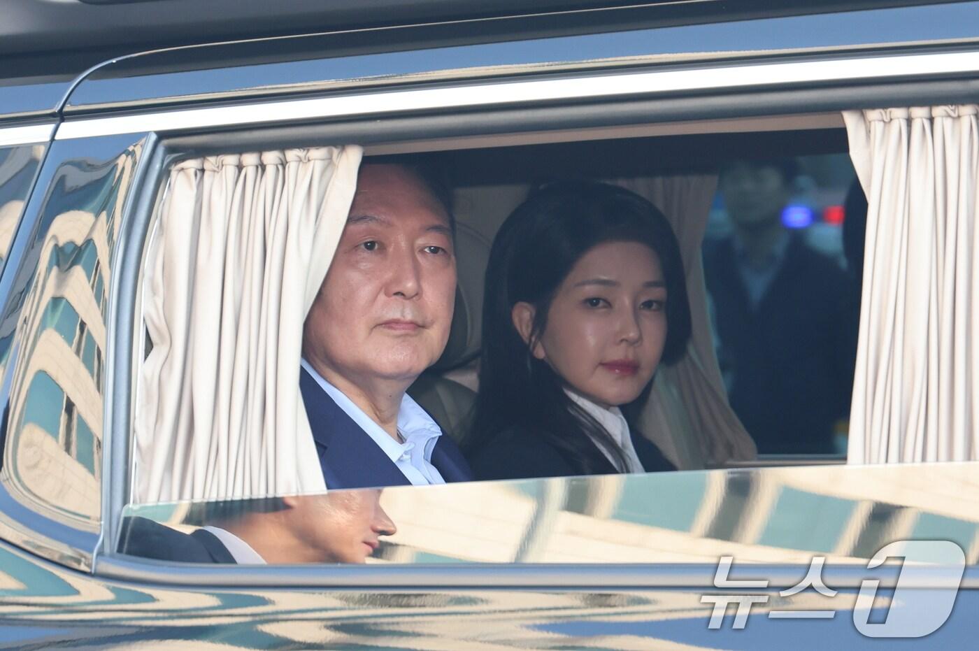 윤석열 전 대통령과 김건희 전 여사가 11일 오후 서울 용산구 대통령 관저에서 나와 차를 타고 사저로 향하고 있다. &#40;공동취재&#41; 2025.4.11/뉴스1 ⓒ News1 김성진 기자