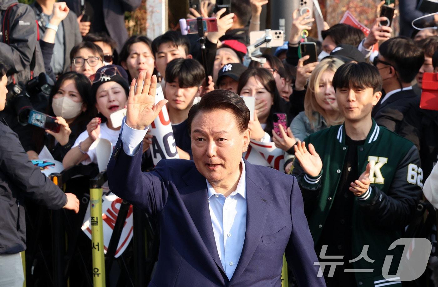 윤석열 전 대통령이 지난 4월 11일 서울 용산구 한남동 대통령 관저를 떠나 서초동 사저로 이동하며 청년 지지자들과 인사를 하고 있다. (공동취재) 2025.4.11/뉴스1 ⓒ News1 김성진 기자