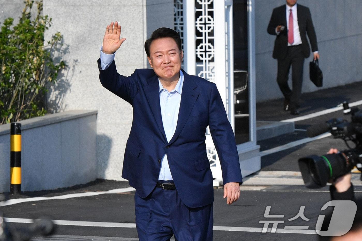 본문 이미지 - 윤석열 전 대통령이 11일 오후 서울 용산구 대통령 관저에서 나와 지지자들에게 인사하고 있다. (공동취재) 2025.4.11/뉴스1 ⓒ News1 김성진 기자