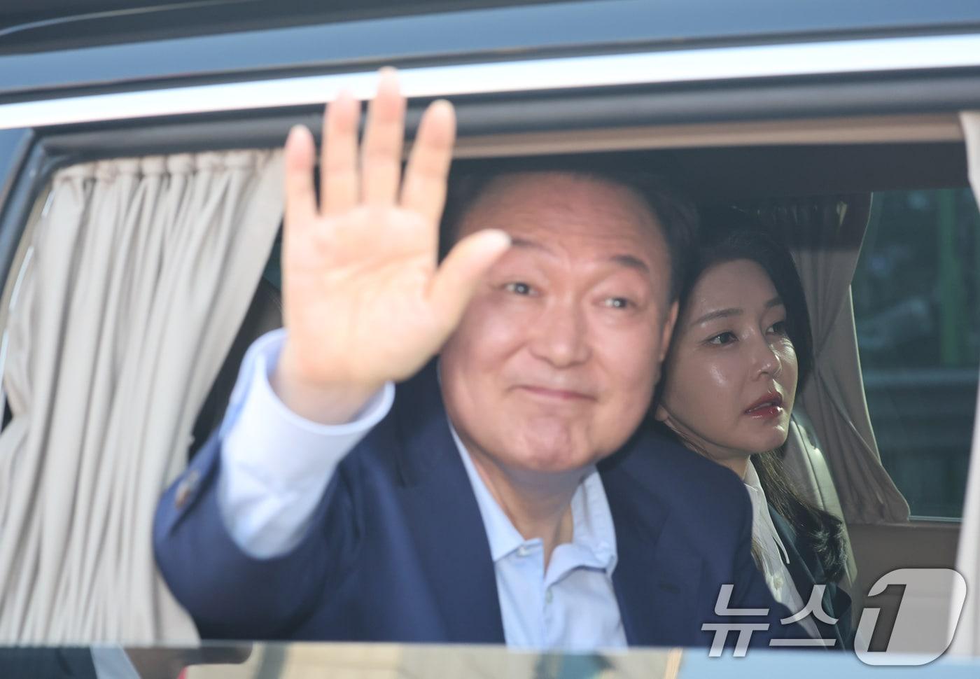 본문 이미지 - 윤석열 전 대통령과 김건희 여사. (공동취재) 2025.4.11 ⓒ 뉴스1 김성진 기자