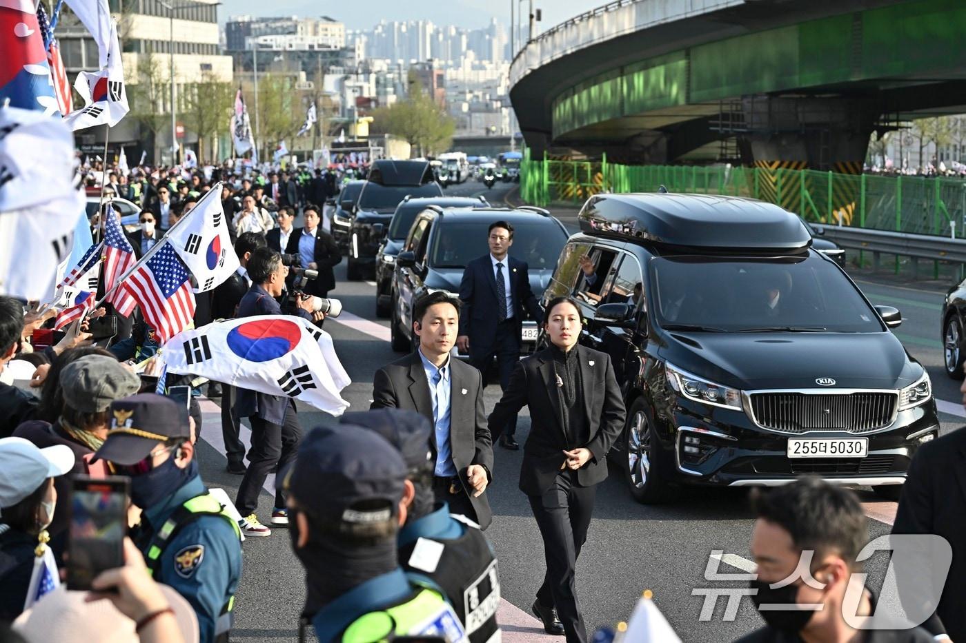 윤석열 전 대통령이 11일 오후 서울 용산구 한남동 대통령 관저를 떠나 서초동 사저로 이동하며 지지자들과 인사를 하고 있다. (공동취재) 2025.4.11/뉴스1 ⓒ News1 김성진 기자