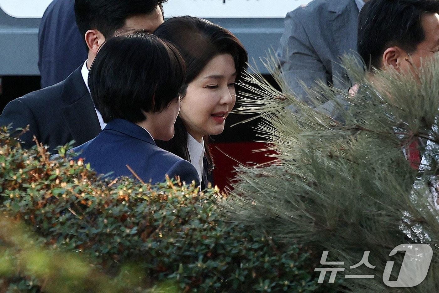 윤석열 전 대통령 부인 김건희 여사가 11일 한남동 관저를 퇴거해 사저인 서울 서초구 아크로비스타로 들어서고 있다. 2025.4.11/뉴스1 ⓒ News1 박세연 기자