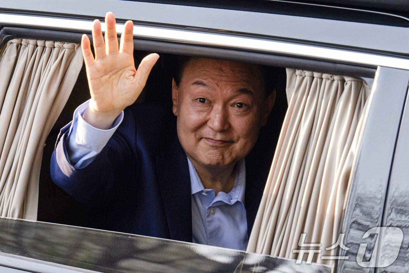 윤석열 전 대통령이 11일 서울 서초구 아크로비스타 사저 앞에 도착해 지지자들을 향해 손을 흔들고 있다. &#40;공동취재&#41; 2025.4.11/뉴스1 ⓒ News1 김성진 기자