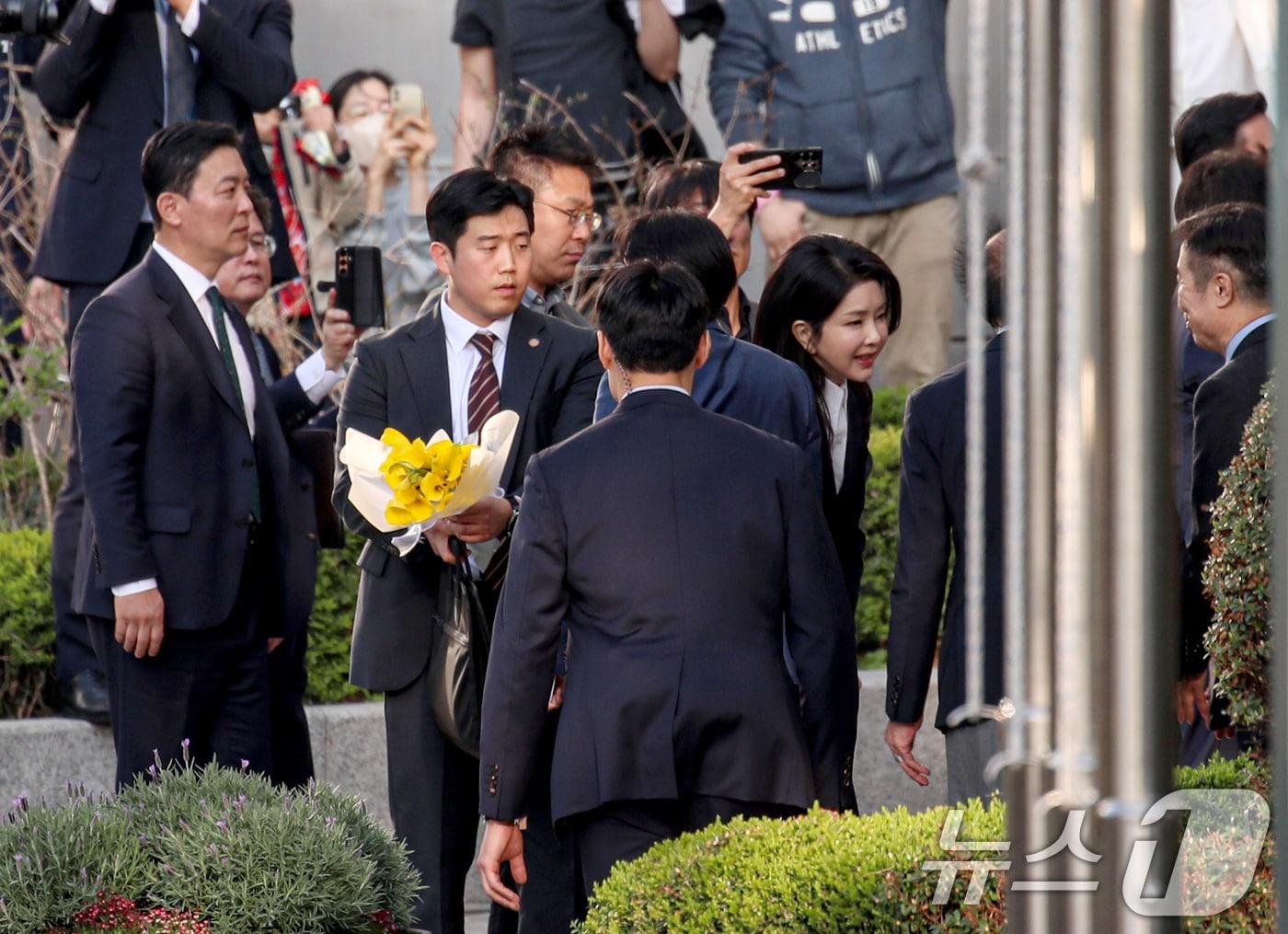 본문 이미지 - 김성훈 경호처 차장이 지난 4월 11일 오후 서울 서초구 아크로비스타 정문에서 윤석열 전 대통령 부인 김건희 여사를 경호하고 있다. &#40;공동취재&#41;/뉴스1 ⓒ News1 박세연 기자