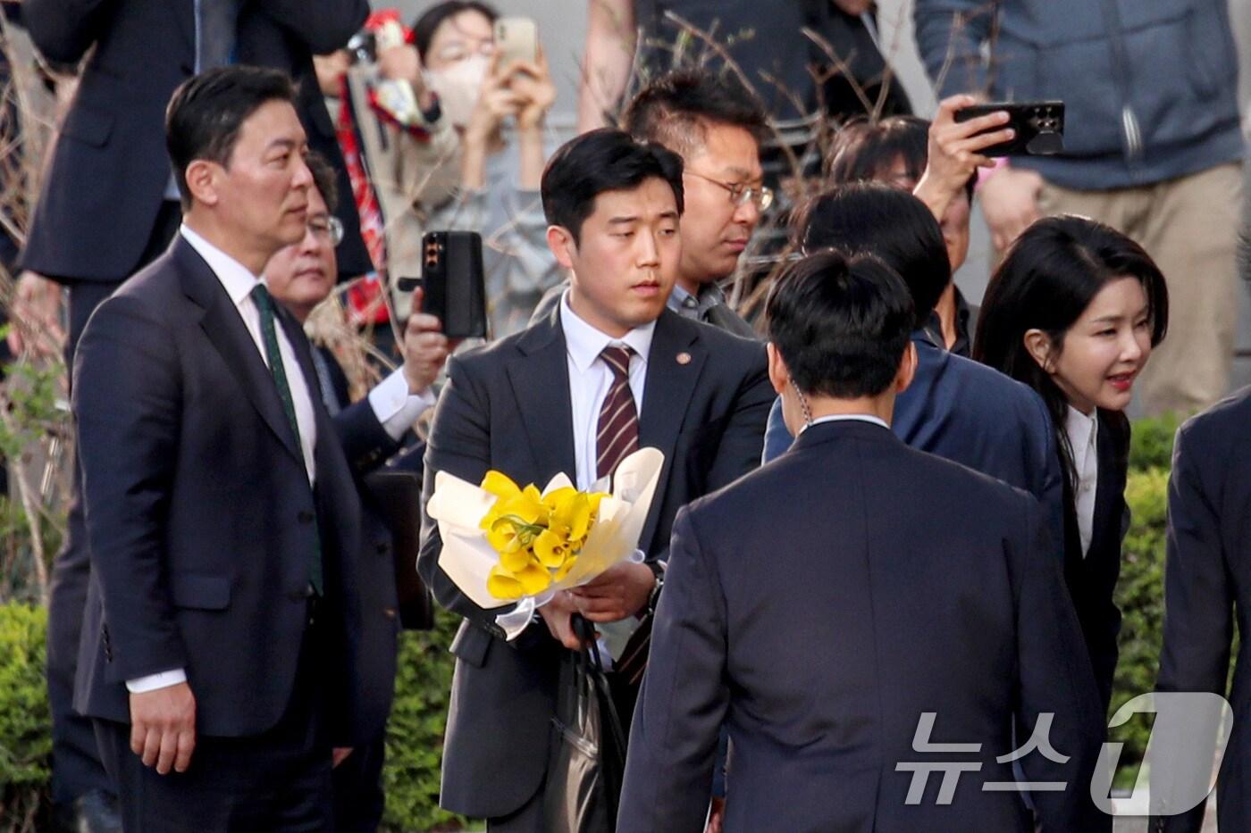 본문 이미지 - 김성훈 경호처 차장이 11일 오후 서울 서초구 아크로비스타 정문에서 윤석열 대통령 부인 김건희 여사를 경호하고 있다. 2025.04.11 2025.4.11/뉴스1 ⓒ News1 박세연 기자