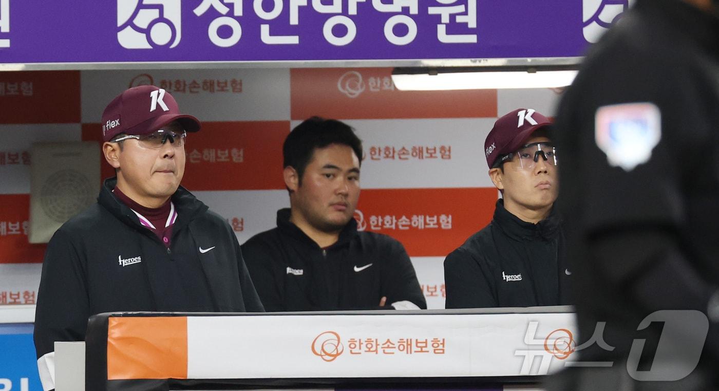 11일 대전 한화생명볼파크에서 열린 '2025 신한 SOL 뱅크 KBO리그' 한화 이글스와 키움 히어로즈 경기에서 키움 홍원기 감독이 선취점을 내어주며 경기를 보고 있다. 2025.4.11/뉴스1 ⓒ News1 김기남 기자