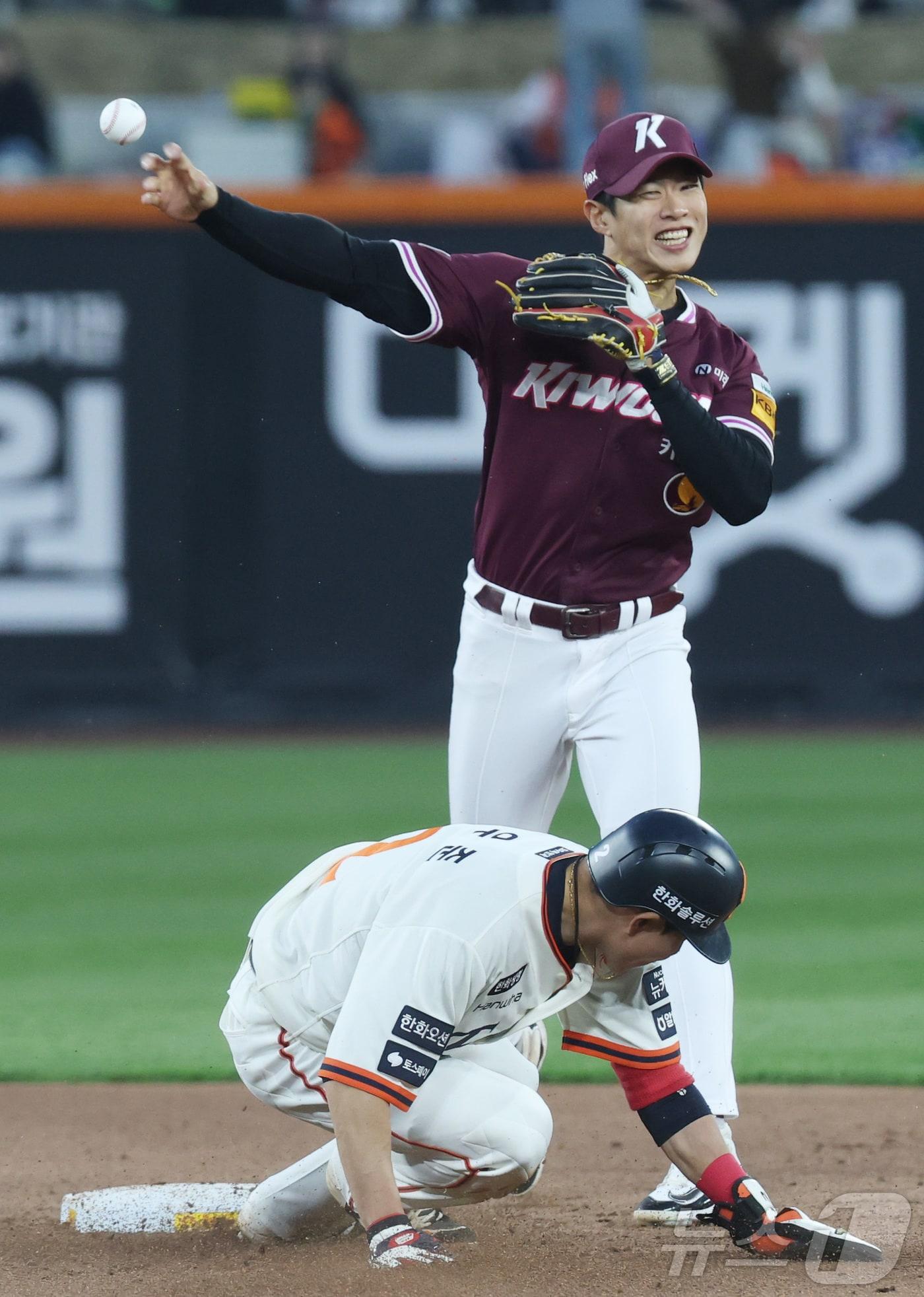 본문 이미지 - 11일 대전 한화생명볼파크에서 열린 '2025 신한 SOL 뱅크 KBO리그' 한화 이글스와 키움 히어로즈의 경기에서 2회초 1사 1,2루에서 한화 황영묵 내야땅볼에 1루주자 심우준이 2루에서 키움 송성문에 아웃되고 있다. 2025.4.11/뉴스1 ⓒ News1 김기남 기자