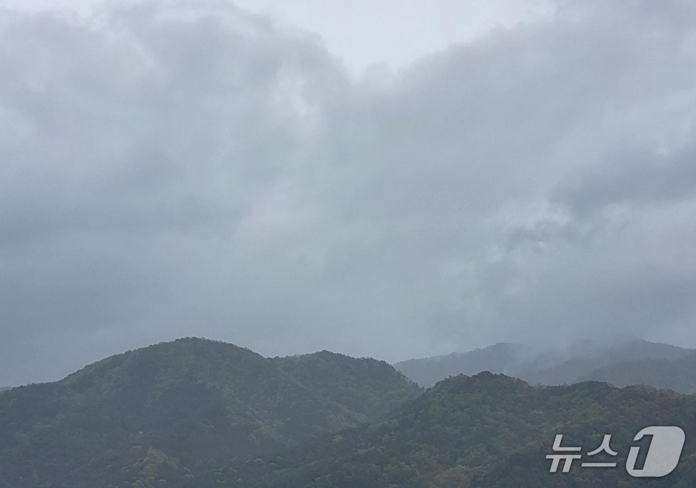 본문 이미지 - 흐린 강원 원주시 문막읍 천마산. (뉴스1 DB)
