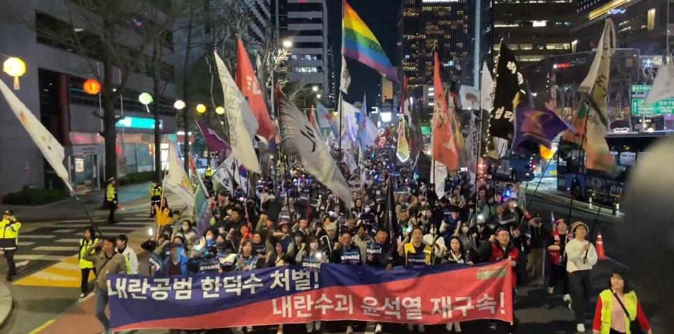 본문 이미지 - 11일 광화문 일대에서 내란 종식을 촉구하는 비상행동의 행진 집회가 열리고 있다. 2025.04.11/&#40;비상행동 제공&#41;