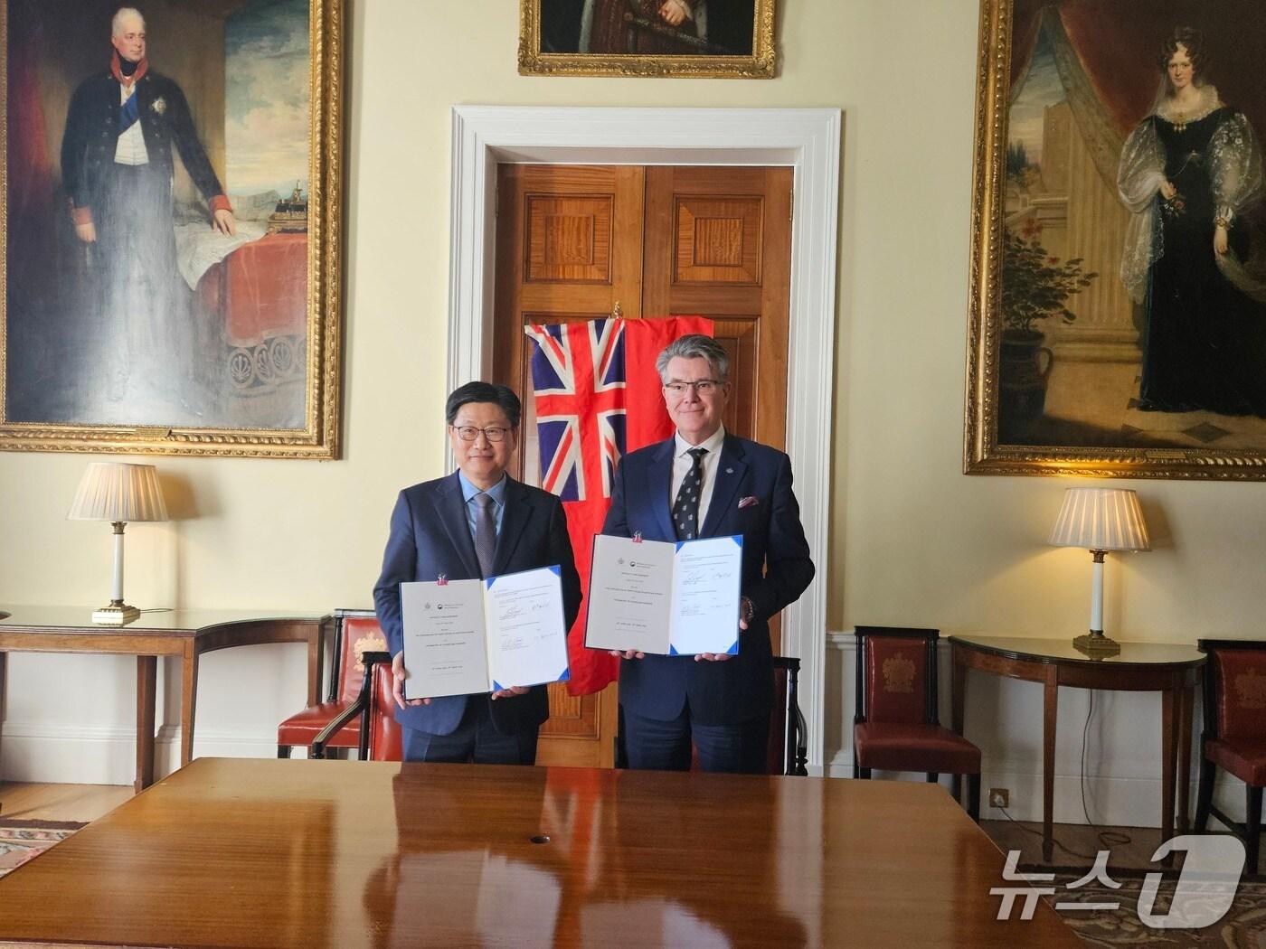 본문 이미지 - 등대유물 임대 약정서 체결식(해양수산부 제공)