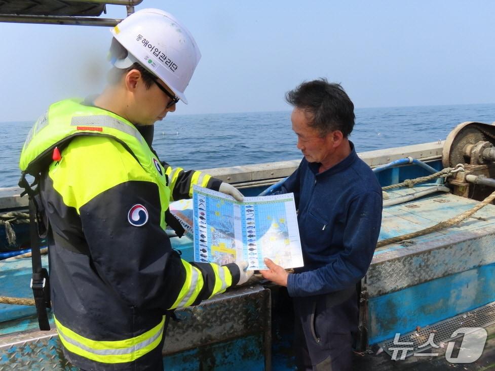 본문 이미지 - 금어기 금지체장 어업인 홍보&#40;해양수산부 제공&#41;