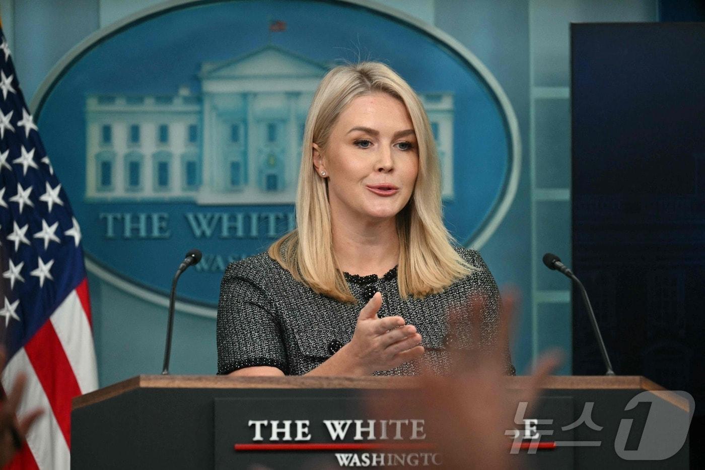 캐롤라인 레빗 백악관 대변인이 11일(현지시간) 워싱턴DC 백악관 브래디 브리핑룸에서 열린 언론 브리핑에서 발언하고 있다. ⓒ AFP=뉴스1 ⓒ News1 류정민 특파원