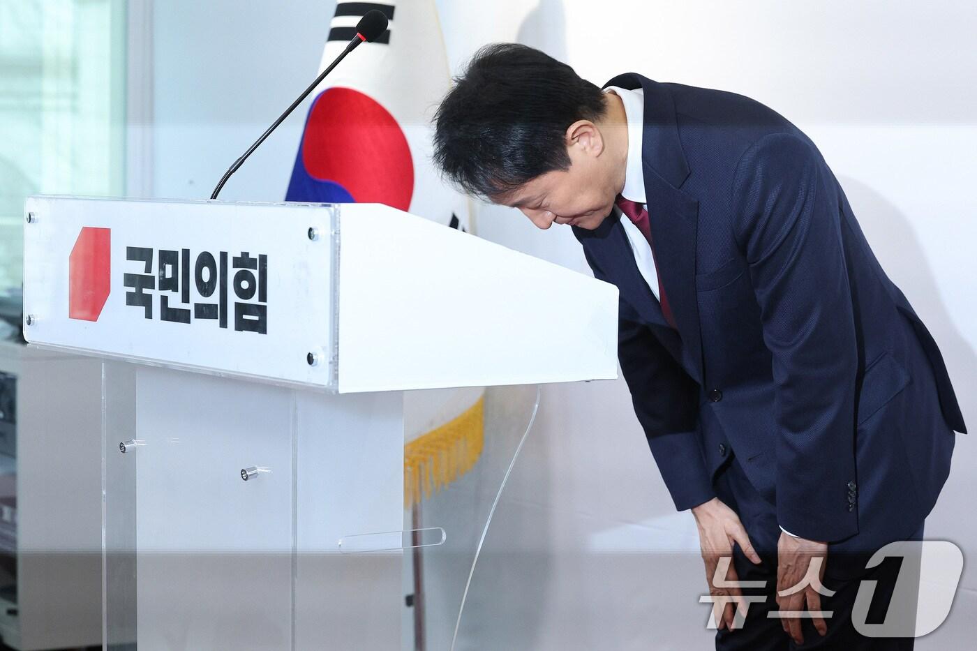 본문 이미지 - 오세훈 서울시장이 12일 오전 서울 여의도 국민의힘 당사에서 가진 긴급 기자회견에서 대선 불출마 선언을 하고 있다. 오 시장은 "국민이 다시 보수에 국정에 책임질 기회를 주시려면 책임 있는 사람의 결단이 절실한 때＂라며 ＂비정상의 정상화를 위해 백의종군으로 마중물 역할을 하겠다＂고 말했다. 2025.4.12/뉴스1 ⓒ News1 신웅수 기자