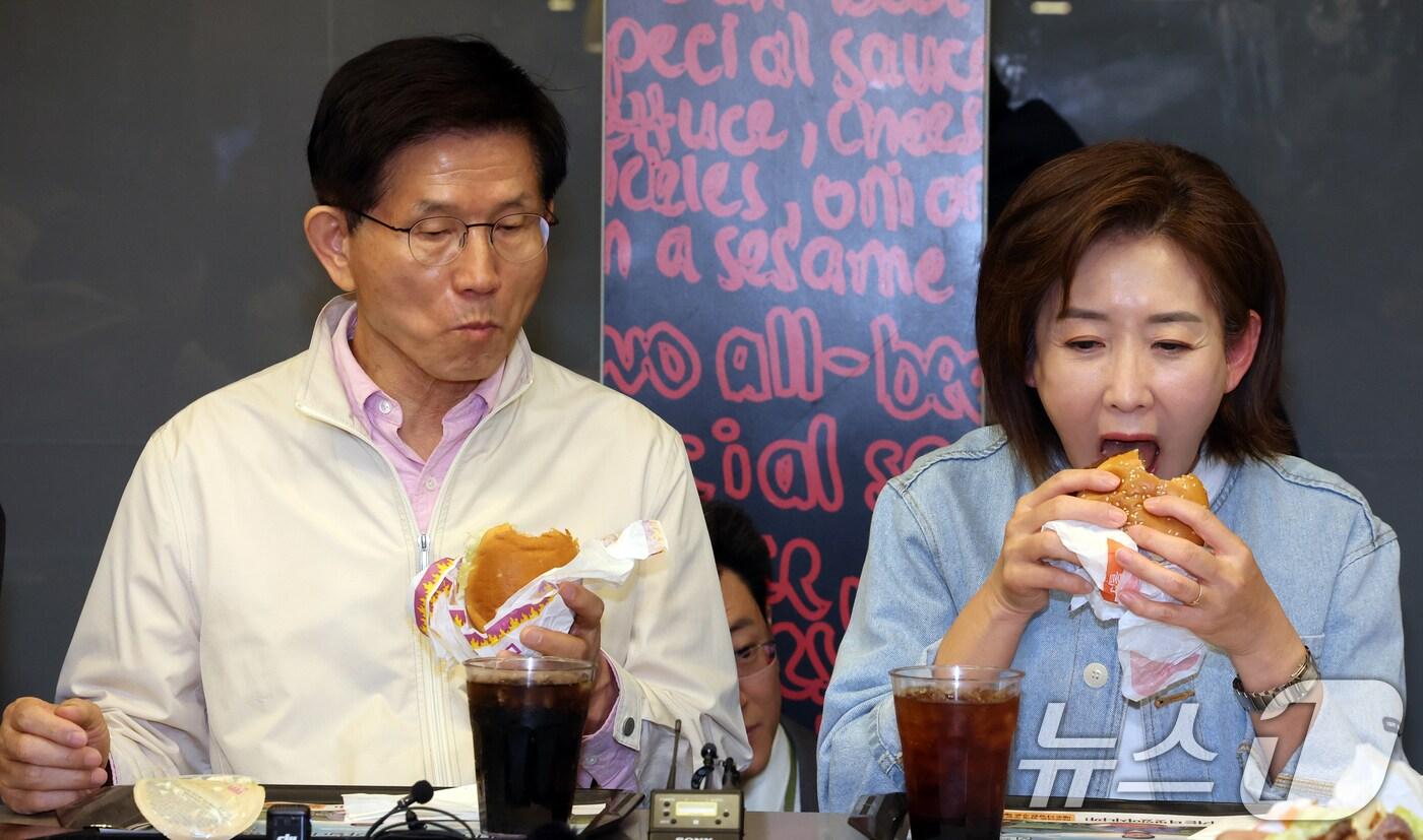 본문 이미지 - 김문수 전 고용노동부 장관과 나경원 국민의힘 국회의원이 12일 서울 동작구 중앙대학교 한 패스트푸드점에서 대학생들과 간담회를 갖고 있다. 2025.4.12/뉴스1 ⓒ News1 김명섭 기자