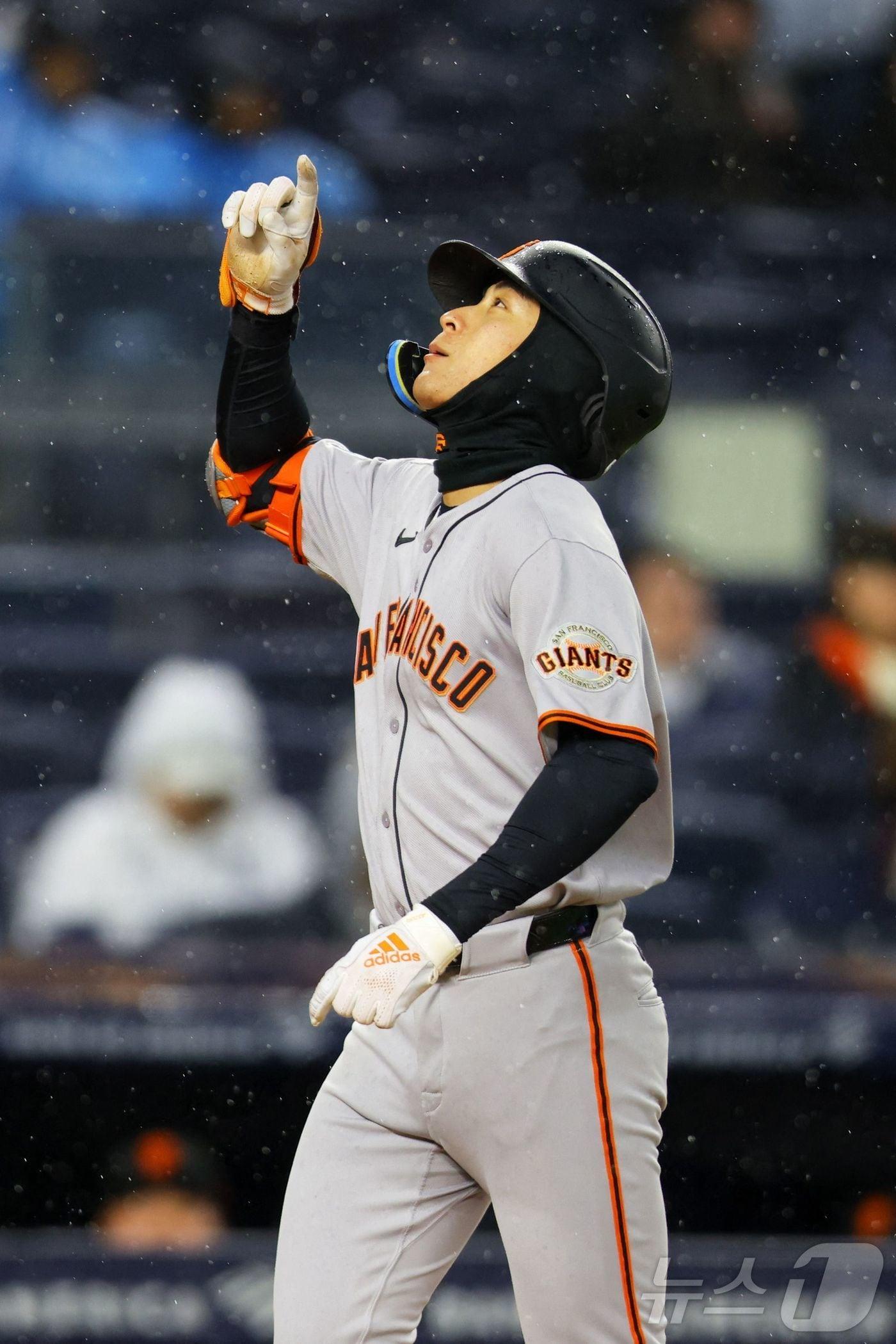 본문 이미지 - 샌프란시스코 이정후가 12일(한국시간) 뉴욕 양키스전에서 홈런을 친 뒤 세리머니를 하고 있다. ⓒ AFP=뉴스1