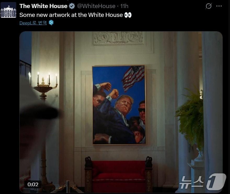 본문 이미지 - 도널드 트럼프 미국 대통령의 초상화가 11일(현지시간) 백악관 현관 로비에 걸렸다. (출처=백악관 엑스) 2025.4.12./뉴스1