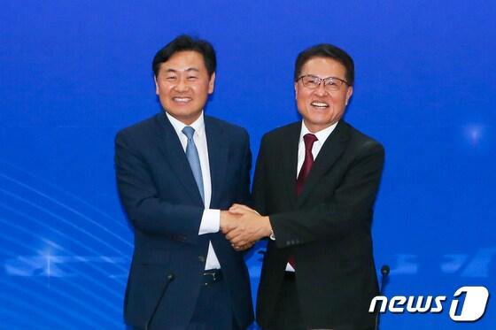 본문 이미지 - 지난 2022년 6월21일 김관영 당시 전북도지사 당선인(왼쪽)이 국민의힘 전북도당을 찾아 정운천 도당위원장(오른쪽)과 협치를 다짐하며 악수를 하고 있다./뉴스1