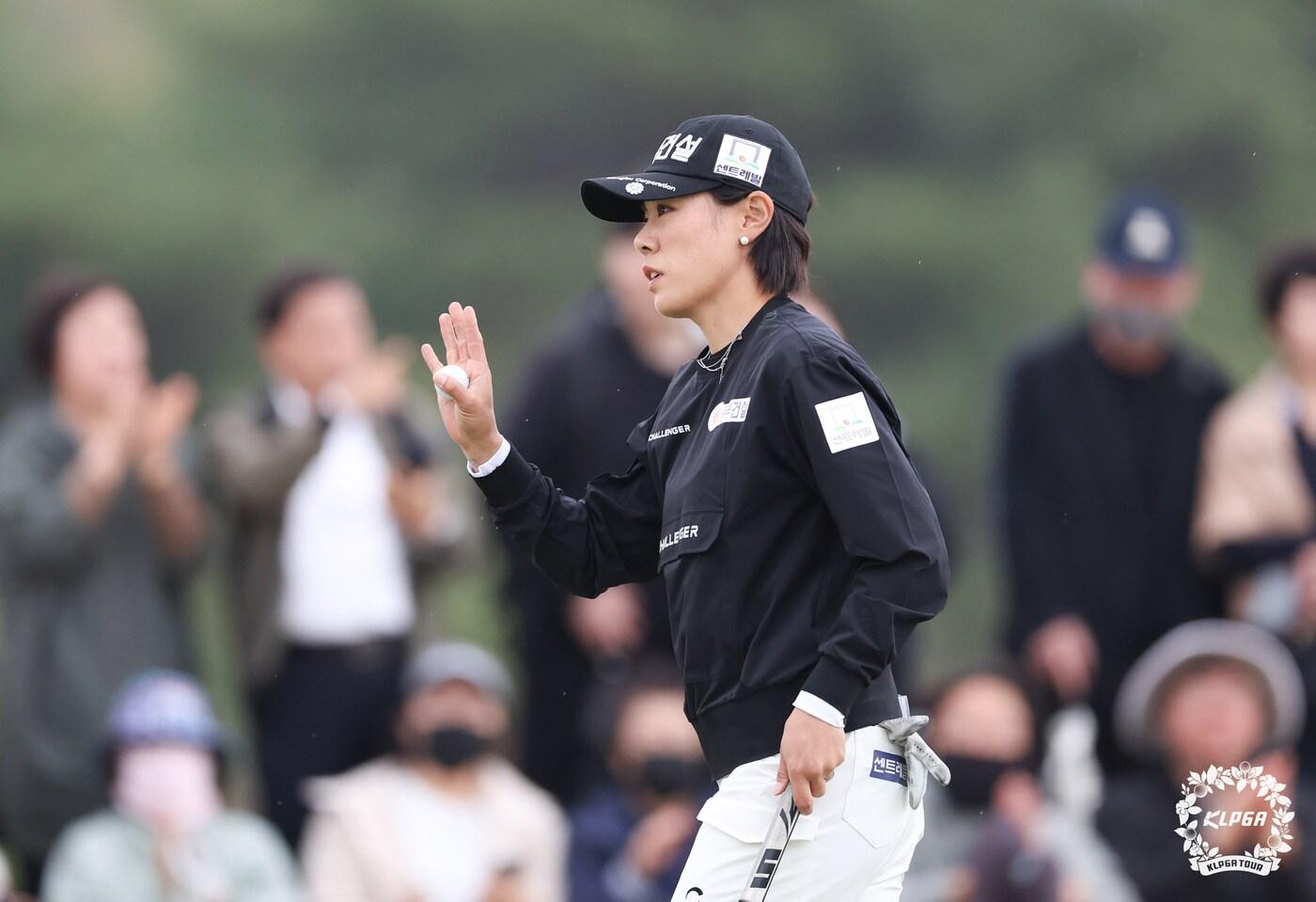 박주영이 12일 경북 구미의 골프존카운티 선산에서 열린 KLPGA iM금융오픈 3라운드 18번홀에서 버디를 기록한 뒤 인사를 하고 있다. (KLPGA 제공)