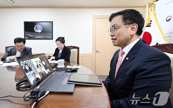 본문 이미지 - 최상목 부총리 겸 기획재정부 장관이 11일 오후 서울 종로구 정부서울청사에서 짐 차머스 호주 재무장관과 화상면담을 하고 있다. 2025.4.12/뉴스1 ⓒ News1 김명섭 기자