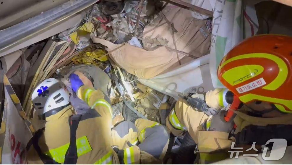 경기 광명시 일직동 신안산선 공사 현장 붕괴 사고로 고립된 20대 작업자를 구조 중인 구조대원.(경기도소방재난본부 제공, 재판매 및 DB 금지)