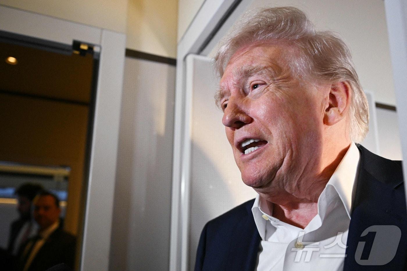 도널드 트럼프 미국 대통령이 11일&#40;현지시간&#41; 플로리다주 웨스트 팜비치에 있는 팜비치 국제 공항으로 이동하는 기내에서 취재진과 만나 “ 미국 국채는 잠깐 문제의 순간이 있었지만 내가 그 문제를 빨리 해결했다&#34;고 밝히고 있다. 2025.04.13 ⓒ AFP=뉴스1 ⓒ News1 우동명 기자