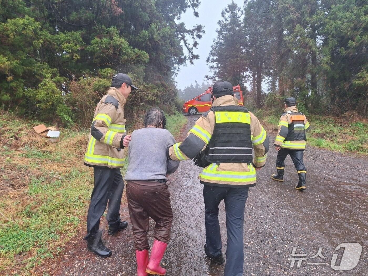 본문 이미지 - 제주소방당국이 고사리를 캐다 긿을 잃은 도민을 구조하고 있다.(제주도 소방안전본부 제공, 재판매 및 DB 금지)/뉴스1 