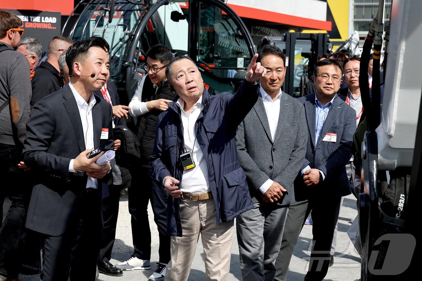  독일 뮌헨에서 열린 2025 바우마 전시를 둘러보는 박정원 두산그룹 회장. &#40;두산그룹 제공. 재판매 및 DB 금지&#41; 2025.4.13/뉴스1 ⓒ News1 박종홍 기자