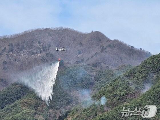 본문 이미지 - 산불 진화 작업모습. 2025.3.30/뉴스1 ⓒ News1