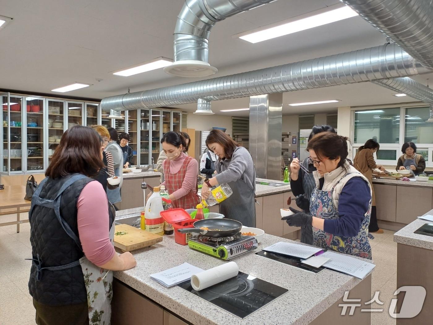 본문 이미지 - 보은군여성회관 1차 단기 교육과정 요리교실 모습(보은군 제공. 재판매 및 DB금지) /뉴스1 