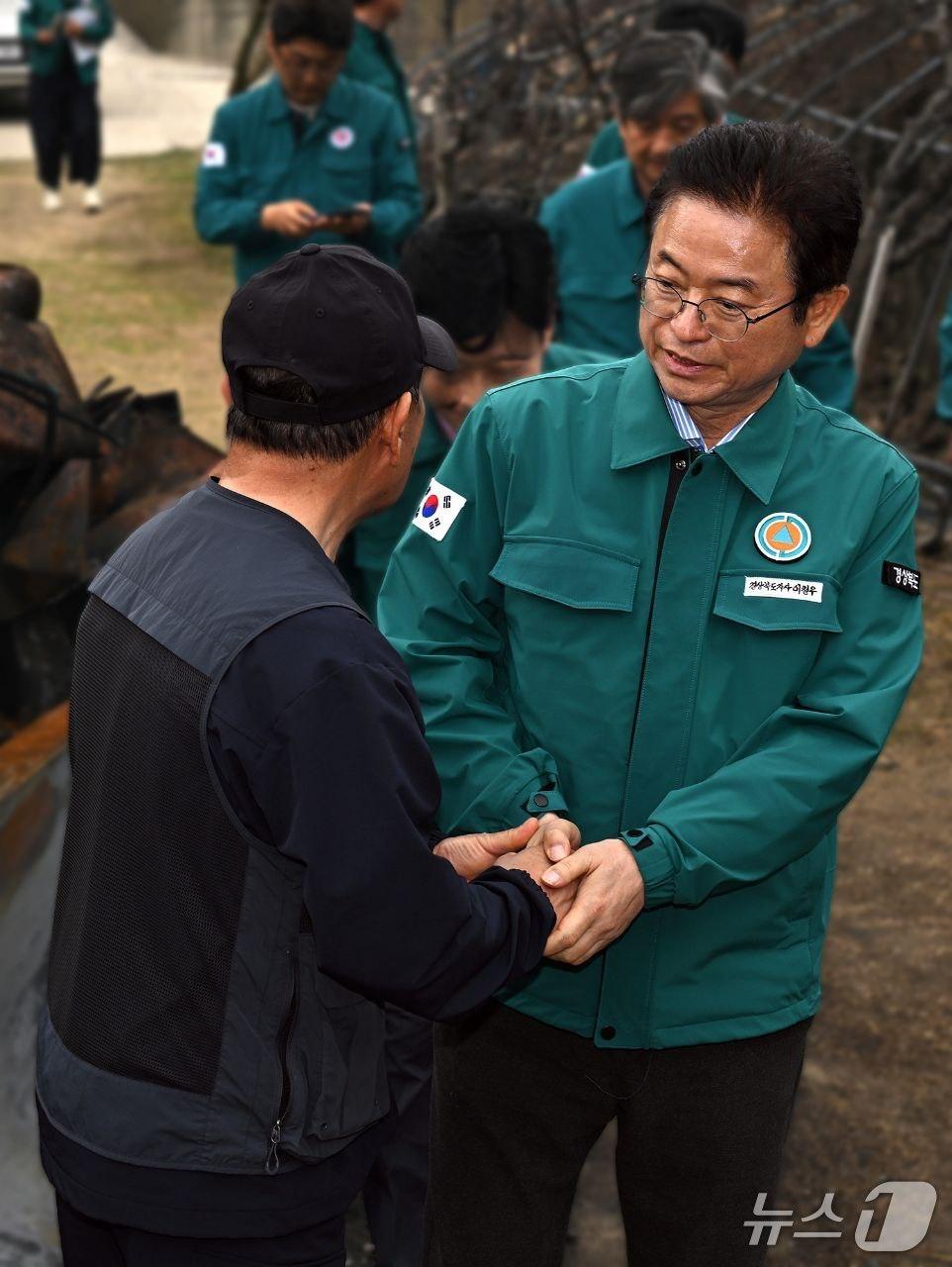 본문 이미지 - 이철우 경북도지사가 12일 산불 피해 지역을 찾아 이재민을 위로하고 있다. (이철우 '기적 캠프' 제공. 재판매 및 DB 금지) 2025.4.12/뉴스1