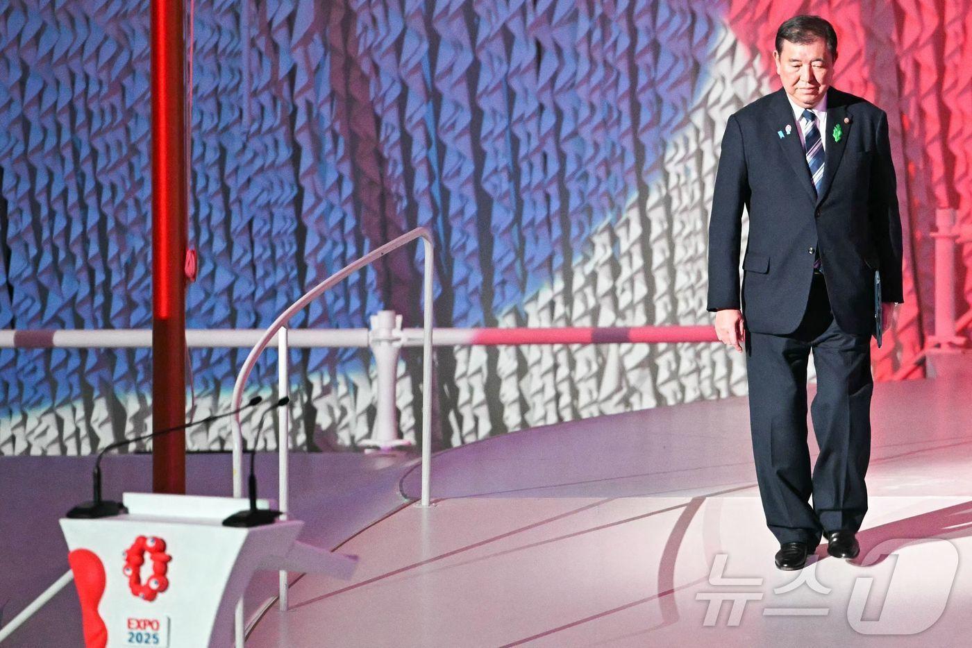 이시바 시게루 일본 총리가 12일&#40;현지시간&#41; 오사카에서 오사카·간사이 엑스포 공식 개막일을 하루 앞두고 열린 개회식서 연단으로 가고 있다. 2025.04.13 ⓒ AFP=뉴스1 ⓒ News1 우동명 기자