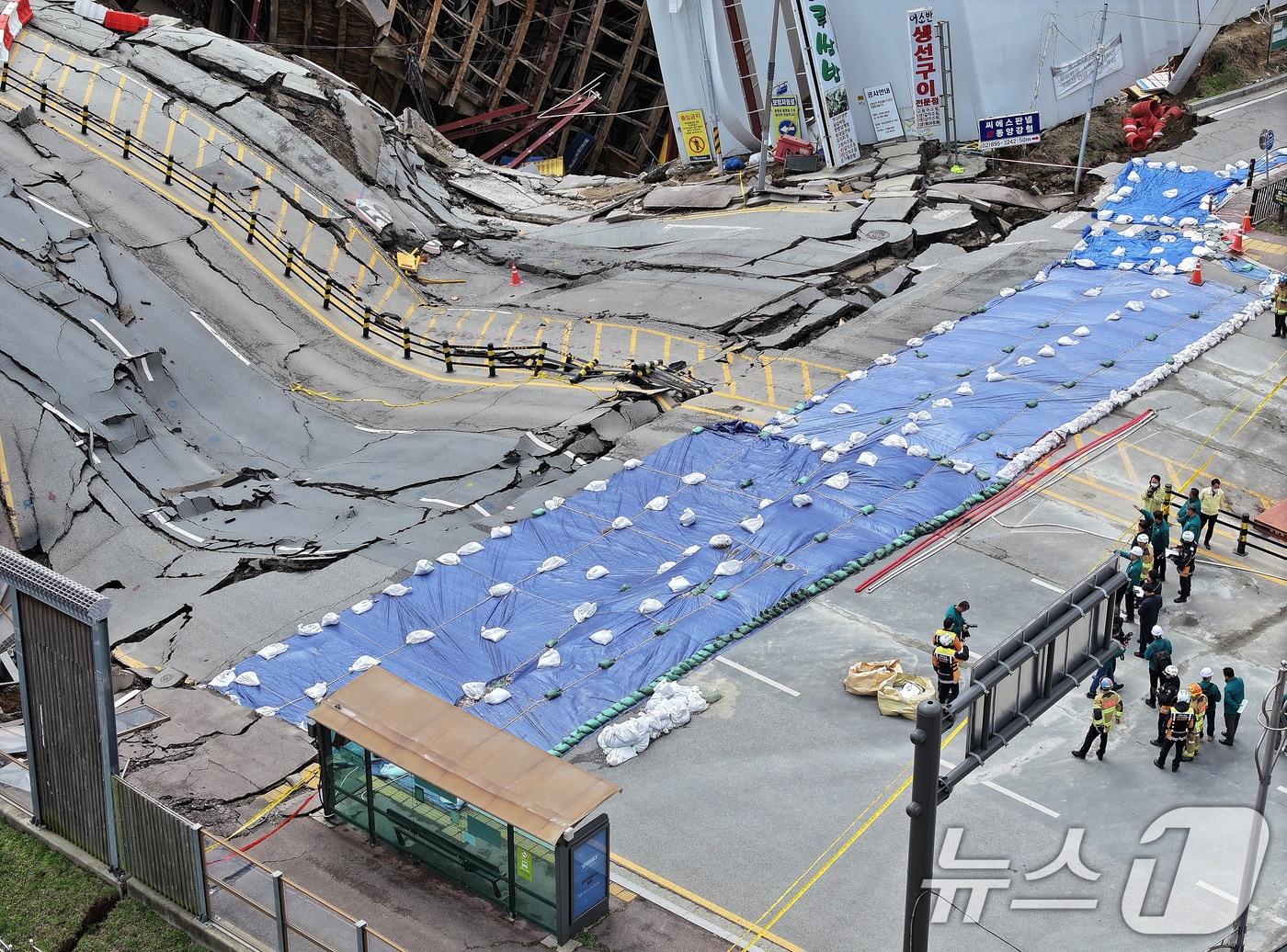본문 이미지 - 13일 경기 광명시 일직동 신안산선 복선전철 5-2공구 붕괴 현장이 통제되고 있다. 추가붕괴 위험과 함께 비가 내리고 강풍이 거세게 부는 등 기상조건이 악화한 탓에 현재 수색 작업은 멈춰진 상태다.2025.4.13/뉴스1 ⓒ News1 이동해 기자