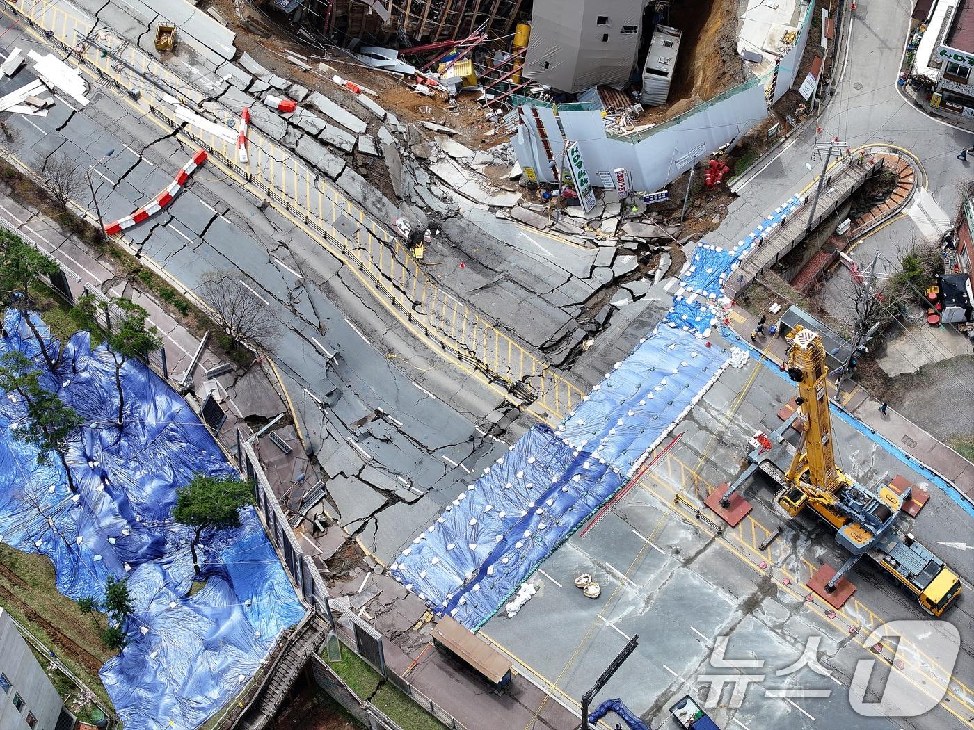 본문 이미지 - 13일 경기 광명시 일직동 신안산선 복선전철 5-2공구 붕괴 현장이 통제되고 있다. 추가붕괴 위험과 함께 비가 내리고 강풍이 거세게 부는 등 기상조건이 악화한 탓에 한때 수색 작업이 중단됐다.2025.4.13/뉴스1 ⓒ News1 이동해 기자