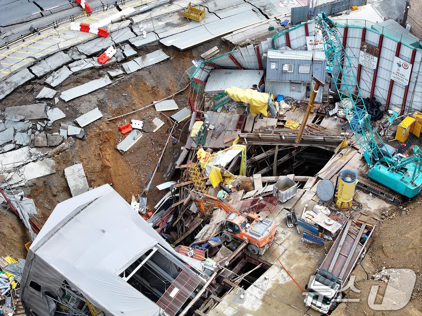 본문 이미지 - 13일 경기 광명시 일직동 신안산선 복선전철 5-2공구 붕괴 현장이 통제되고 있다. 추가붕괴 위험과 함께 비가 내리고 강풍이 거세게 부는 등 기상조건이 악화한 탓에 현재 수색 작업은 멈춰진 상태다. 다만, 언제든 수색작업이 이뤄질 수 있도록 500톤, 300톤급 크레인 2대와 지휘차 등 소방장비 및 인력은 그대로 현장에 배치 중인 상태다. 2025.4.13/뉴스1 ⓒ News1 이동해 기자