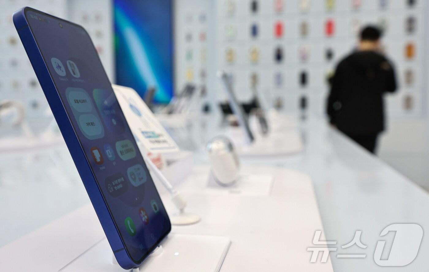 서울 서초구 삼성 강남에서 진열된 갤럭시 스마트폰 시리즈. ⓒ News1 김도우 기자