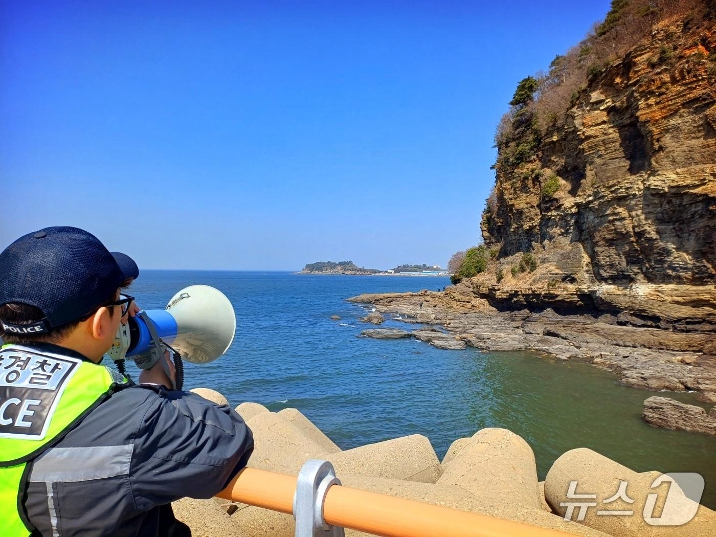 본문 이미지 - 부안해양경찰서는 14일부터 5월 11일까지 28일간 부안·고창군 연안해역 출입 통제 장소에 대한 집중 안전관리를 실시한다.(부안해경 제공. 재판매 및 DB금지) 