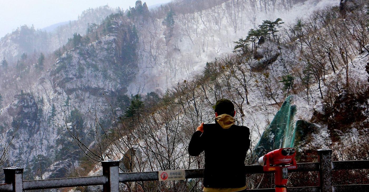 밤사이 강원 영서‧산간 주요지역에 눈이 내린 가운데 13일 강원 인제군 한계령에 눈이 쌓여 있다. &#40;인제군 제공. 재판매 및 DB금지&#41; 2025.4.13/뉴스1